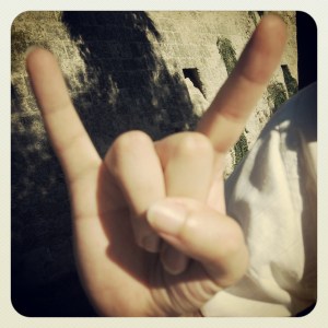 Luigi demonstriert, wie man jemandem den Teufel an den Hals wünscht.