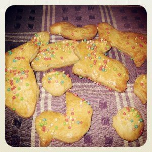 Was vom Teige übrig blieb. . . Mit Plätzchenformen aus gestochene Kekse aus dem Rest von Scarcellateig