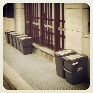 Mülleimerparade vor der Haustür IMG_20130412_131403