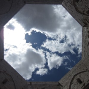 Castel del Monte - Blick aus dem Innenhof in den Himmel IMG_0998