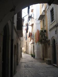 Enge Gasse in der Altstadt von Bitonto mit Bogengang und typischem hellen Steinpflaster.