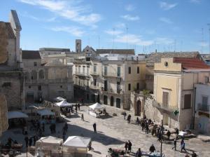 Blick auf die Altstadtvon Bitonto und einen Platz mit Marktständen vom mittelalterlichen Turm der Stadtmauer aus.