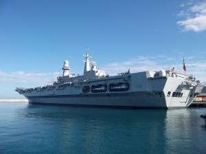 Der Flugzeugträger Cavour im Hafen von Bari
