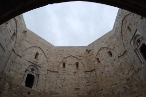 Der Innenhof des Castel del Monte weist, wie das ganze Kastel, ein eine oktagonale Form auf und lässt den Blick in den hellblauen Himmel frei. 