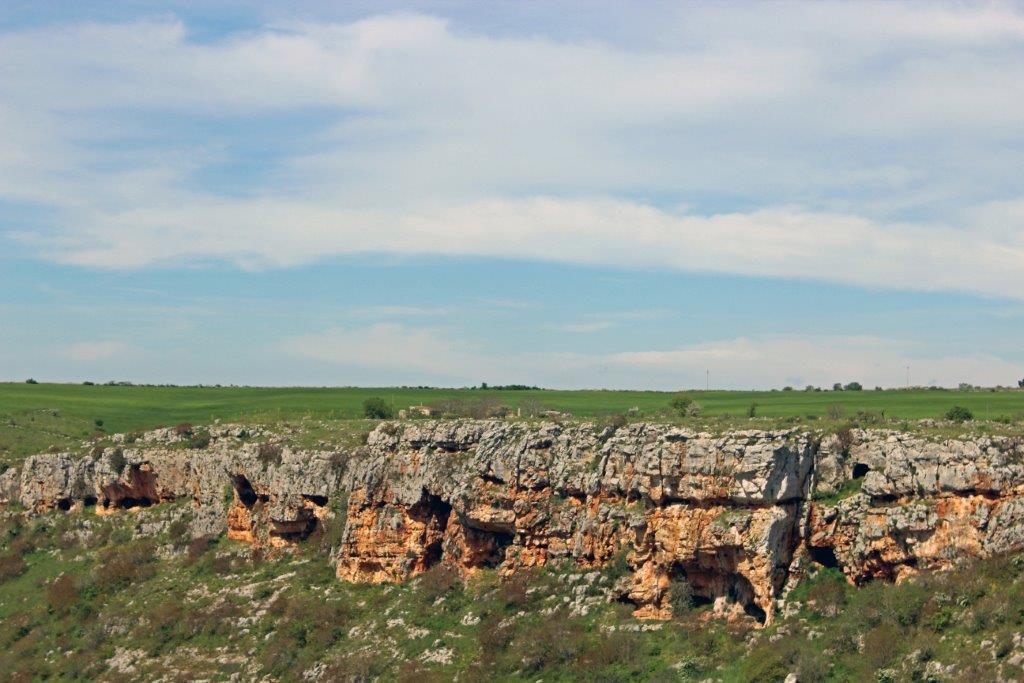 Blick auf den Pulo di Altamura in Apulien mit steinzeitlichen Höhlenwohnungen