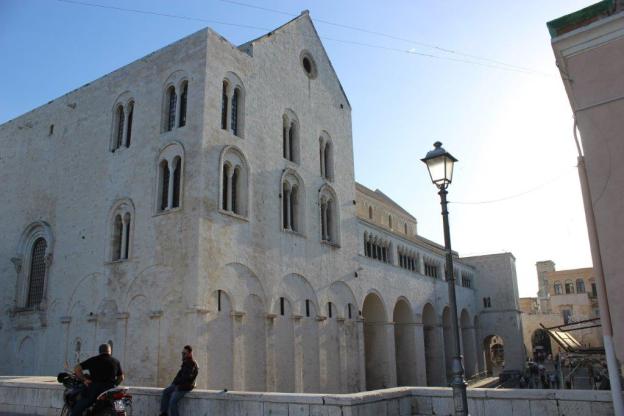 Baris Kathedrale San Nicola erhebt sich in den blauem Himmel.