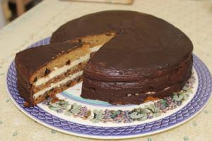Mandeltorte mit Schokotropfen und Vanillebuttercreme