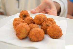 Gebratene Brotbällchen