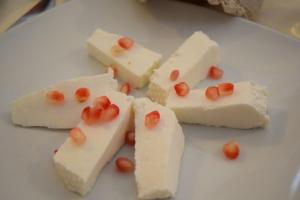 Ricotta mit Obst der Saison