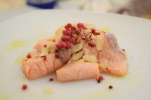 roher Lachs mit Mandeln und rotem Pfeffer