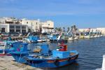 Blau gestrichene Fischerboote im Fischerhafen von Mola di Bari in Apulien 