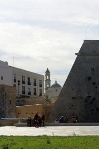 Das Kastell von Mola di Bari in Apulien zeigt mit einer spitzen Wehranlage auf die Altstadt.