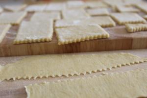 Auf dem Foto sieht man deutlich den Unterschied in der Dicke des Teiges zwischen dem Ausrollen mit dem Nudelholz und der Nudelmaschine.