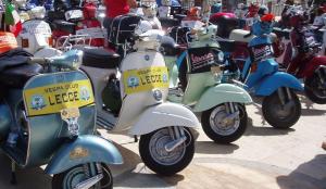 Eine Reihe von Vespas des Vespa Clubs Lecce auf dem Vespa Treffen in Ceglie Messapica