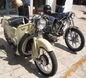 zwei Vespas auf dem Vespa Treffen in Ceglie Messapica