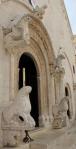 Eingangsportal der Kathedrale Santa Maria Assunta in Ruvo di Puglia, Apulien mit Löwenstatuen zu beiden Seiten, Weinranken und Greifen