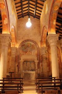 Im Inneren ist die Kirche der Abtei Santa Maria di Cerrate mit byzantinischen Fresken geschmückt. 