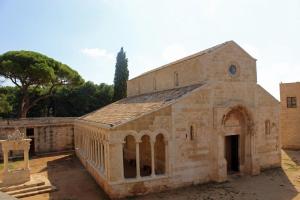 Blick auf den Giebel der Kirche Santa Maria di Cerrate.