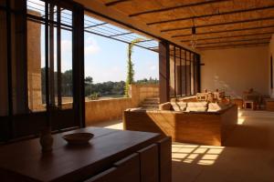 Die Loggia der Abtei Santa Maria di Cerrate ist modern mit einer großen Fensterfront versehen, die das Sonnenlicht einlässt und zum Verweile einlädt.