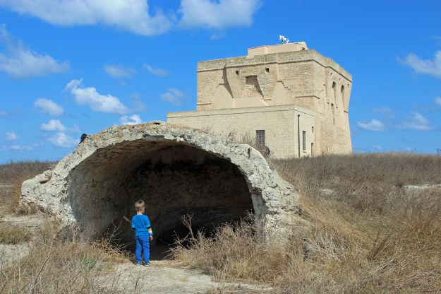 Vor dem Turm des Naturschutzgebietes von Torre Guaceto bietet ein Gewölbe Raum für Spekulation und Fledermäuse.