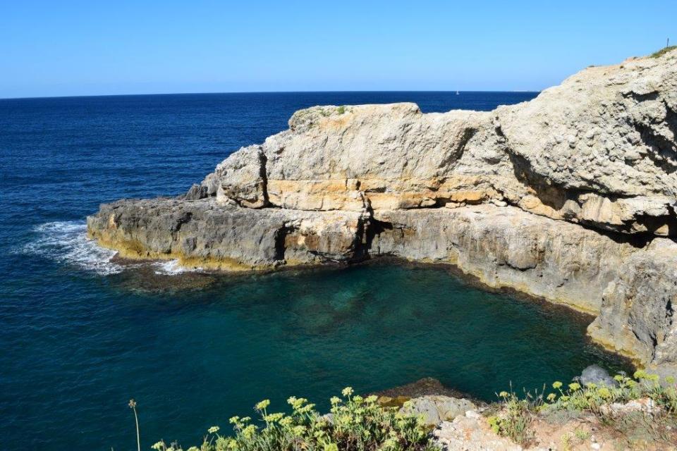 Eine kleine Bucht bei Santa Maria di Leuca wird von schroffen Felsen gebildet, die glasklares blaugrünes Wasser einschließen.