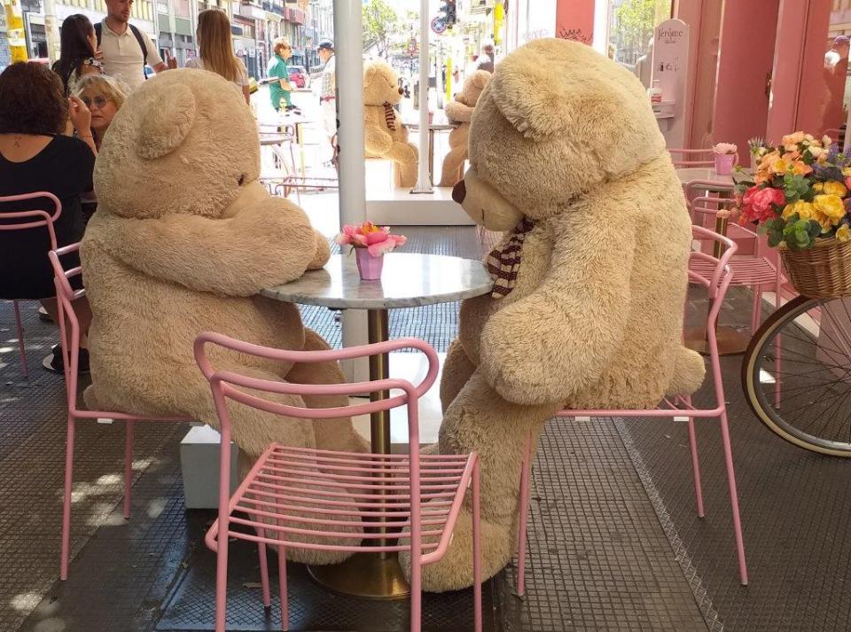 Große Plüschbären sitzen wie Gäste in einem Cafe in Bari der Regionshauptstadt von Apulien.