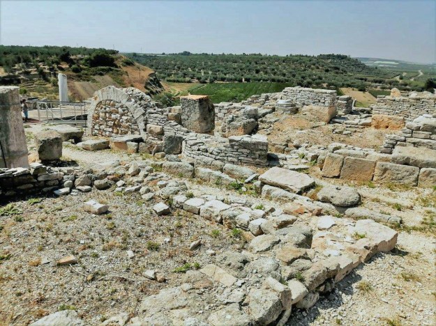 Angedeutete Mauern zeigen die Grundrisse der Häuser der mittelalterlichen Stadt Cannae, heute Canne della Battaglia in Apulien.