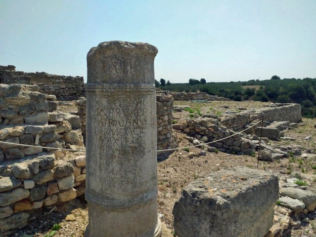 Eine Säule ragt zwischen mittelalterlichen Ruinen auf dem Hügel der antiken Stadt Canae auf, Canne della Battaglia in Apulien.