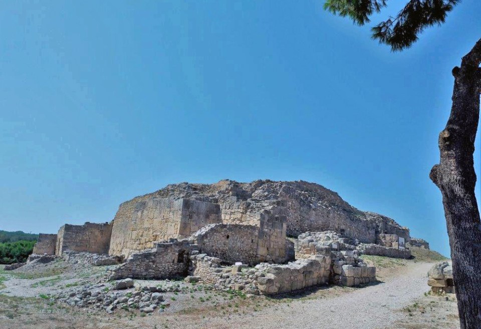 Die Ruine des Kastells von Canne della Battaglia in Apulien erinnert an einen regelmäßig aufgeschichteten Steinhaufen.