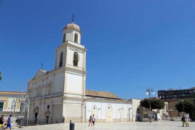 Die Kathedrale San Sabino Canosa, die auf einem weiten freien Platz steht, befand sich lange im Streit mit Bari um die Echtheit der Reliquie.