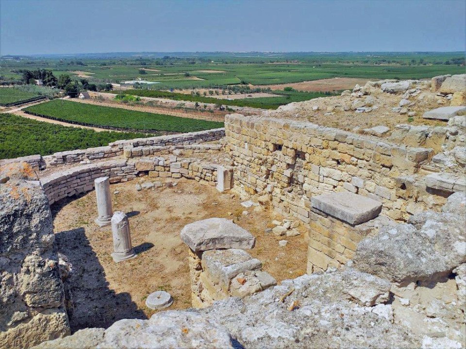 Auch der Grundriss einer Kirche ist vor dem Panorama der Ofanto-Ebene in der Ausgrabungsstätte der römischen Stadt Canae, heute Canne delle Battaglia, in Apulien zu sehen