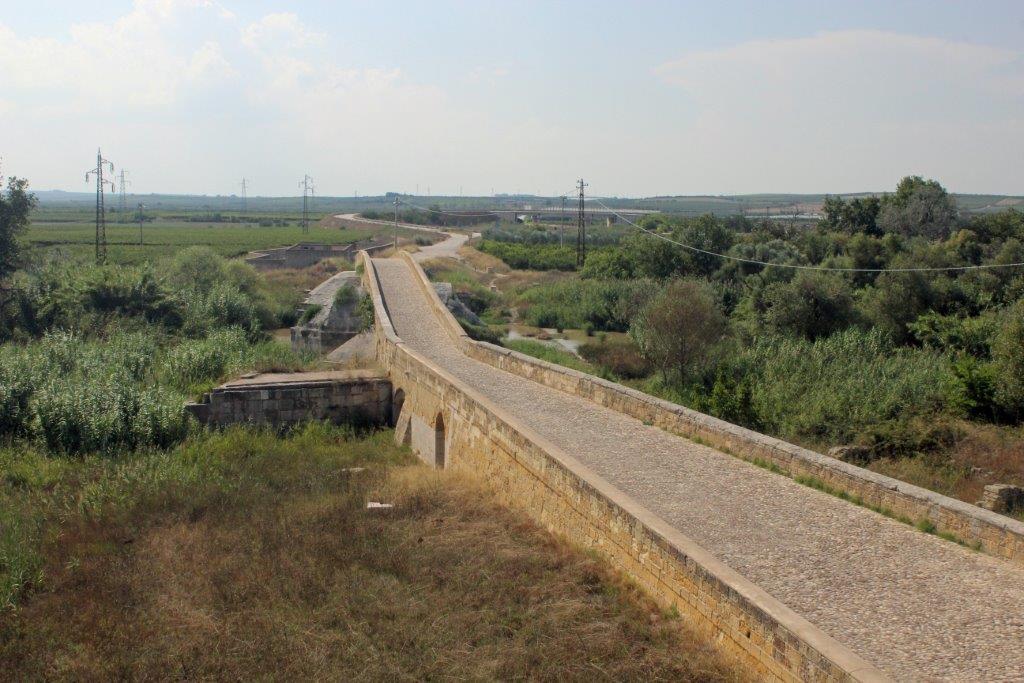 Von einem Holturm aus eröffnet sich ein hervorragender Blick auf die römische Brücke über den Ofanto bei Canosa und die angedeutete, ehemals wichtige römische Handelsstraße Via Traiana.