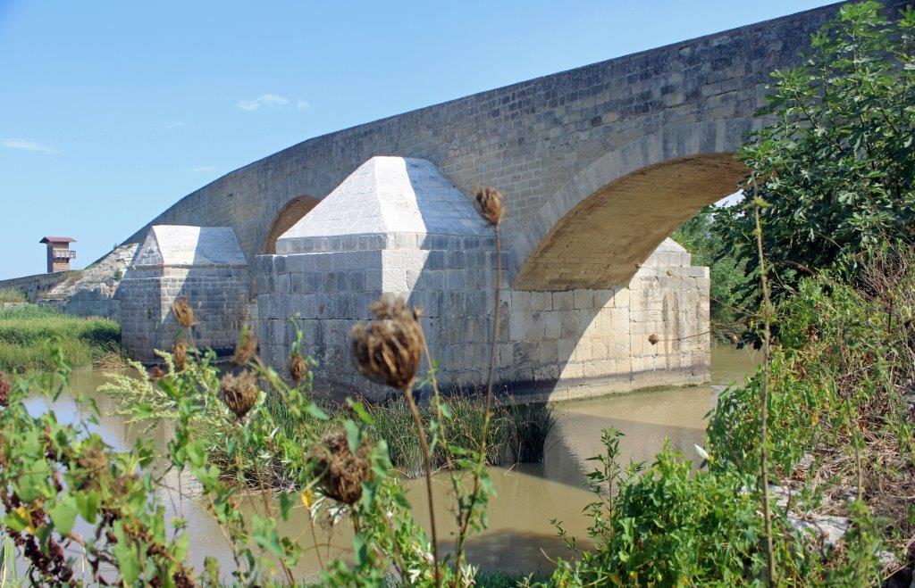 Die römische Brücke über den Fluss Ofanto bei Canosa wurde im mittelalter restauriert, weil sie Teil der wichtigen ursprünglich römischen Handeslsstraße Via Traiana war.