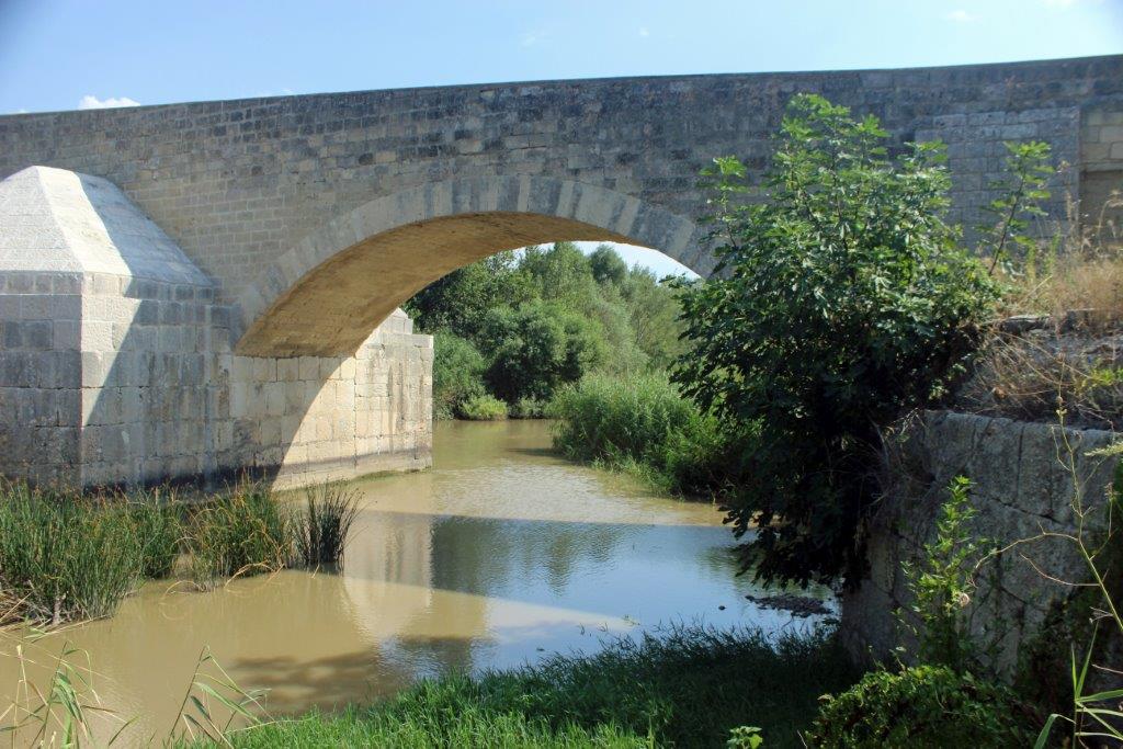 Vor Canosa führt eine römische Brücke über den Bach, als den sich heute der ehemals beachtliche Strom Ofanto präsentiert.