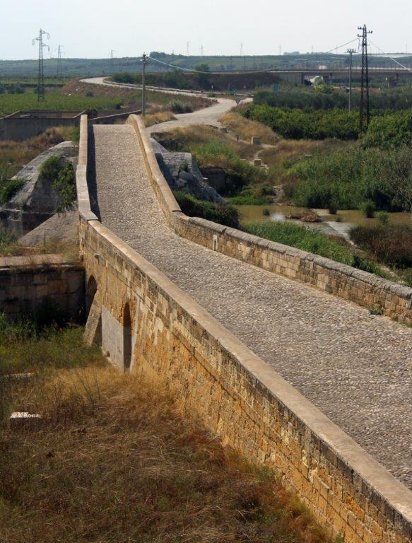 Die sehr langgestreckt erscheinende römische Brücke über den Ofanto bei Canosa schließt auch die Überflutungsflächen mit ein, wie man sehr gut von einem erhöhten Aussichtspunkt aus sehen kann.