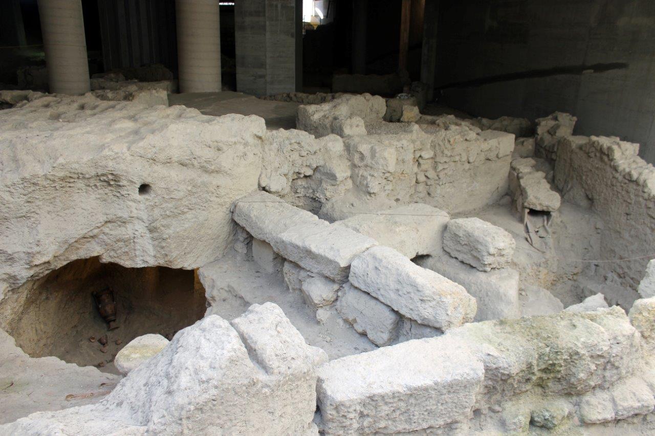Die Wasserversorgung eines romischen Hauses in einer Ausgrabugnsstelle unter einem Kino in Canosa, Apulien.