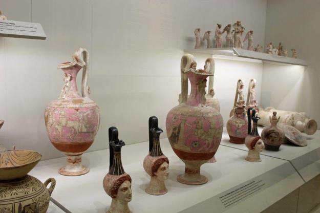 Die Besonderheit des Archäologiemuseums Museo Archeologico Nazionale in Canosa sind die rosa bemalten antiken Vasen aus Daunien, de heutigen Provinz Foggia.
