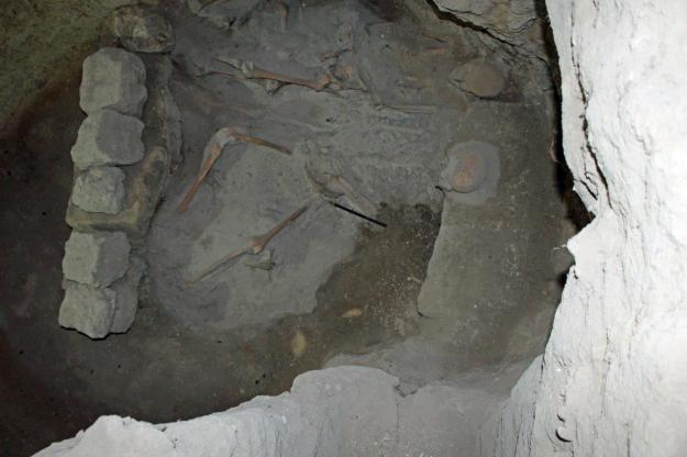 In einer Grube erkennt man das Skelett eines Reiters in der in der Ruine der Täuferkirche des Heiligen Johannes des im Archäologiepark „Parco Archeologico di San Giovanni“ in Canosa.