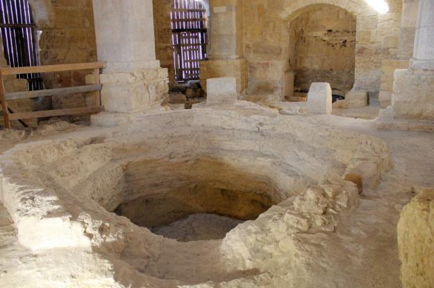 Ein Taufbecken in der Ruine der Täuferkirche des Heiligen Johannes des im Archäologiepark „Parco Archeologico di San Giovanni“ in Canosa.