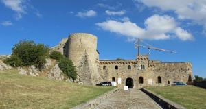 Das mittelalterliche Kastell auf einem daunischen Hügel in Bovino bietet neben einem B&B auch Veranstaltungsräume und eine Bibliothek. 