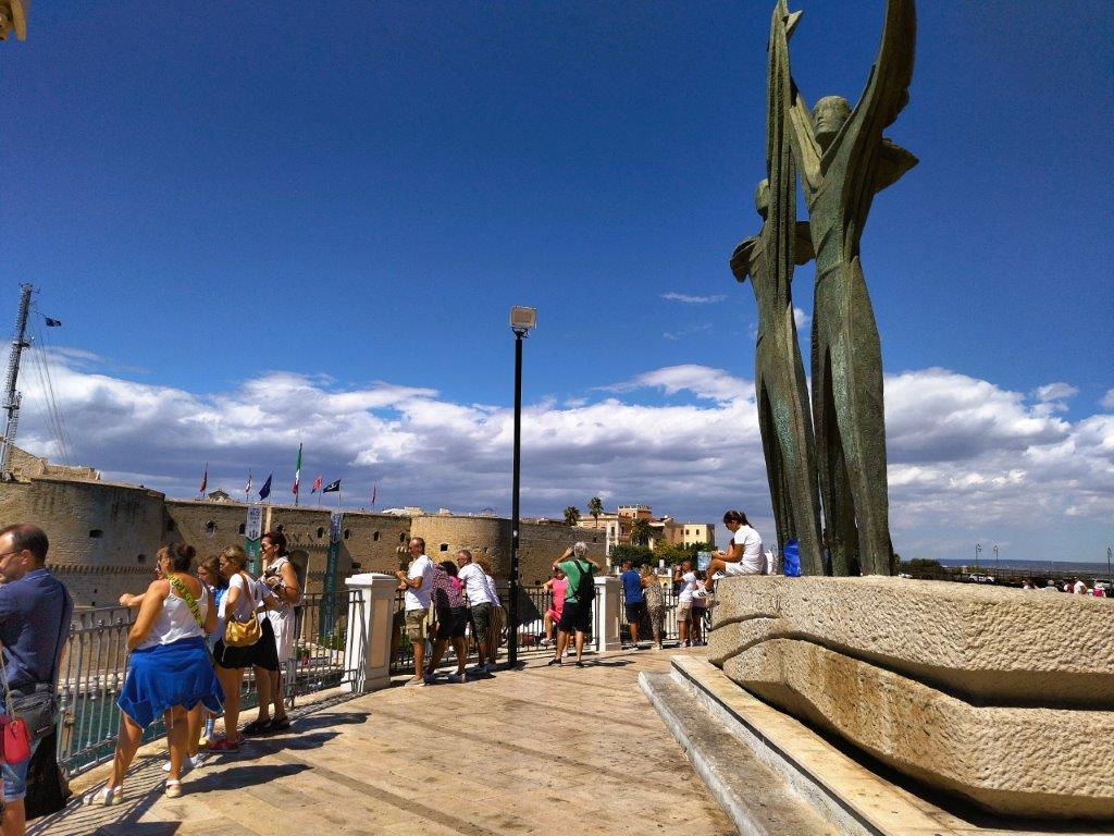 Lungomare di Taranto con castello (sfondo) e il "Monumento dei Marinai" (destra)