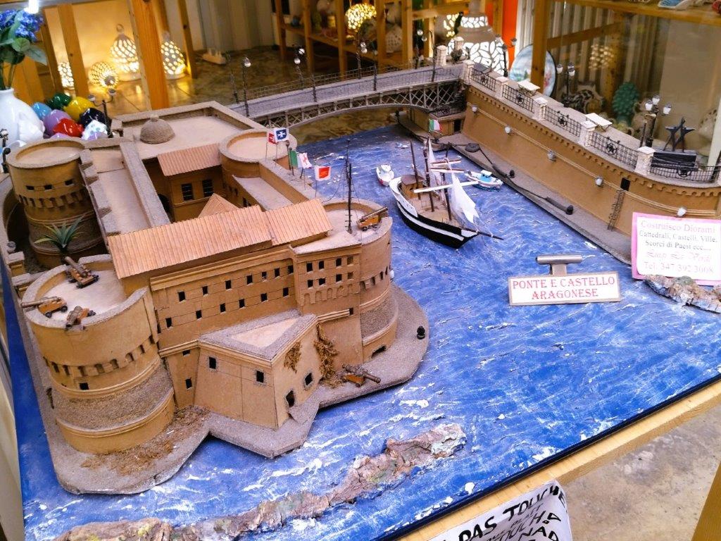 Modello del castello di Taranto di fronte a un negozio di souvenir