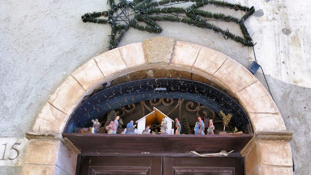 Presepe sopra una porta nel centro storico di Taranto