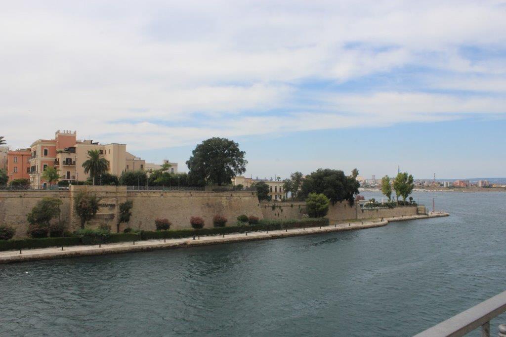 Canale con muro e ingresso al mare piccolo di Taranto