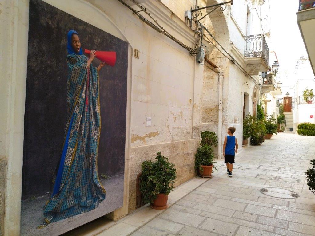 Nûr/Luce: a Triggiano la mostra fotografica di Maïmouna Guerresi