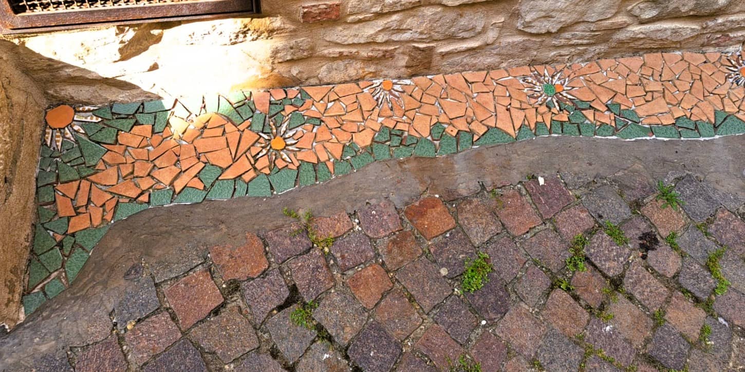 Straße aus Pflastersteinen und mit Mosaiken aus Scherben von altem Geschirr, Forenza, Basilikata, Süditalien, Street Art