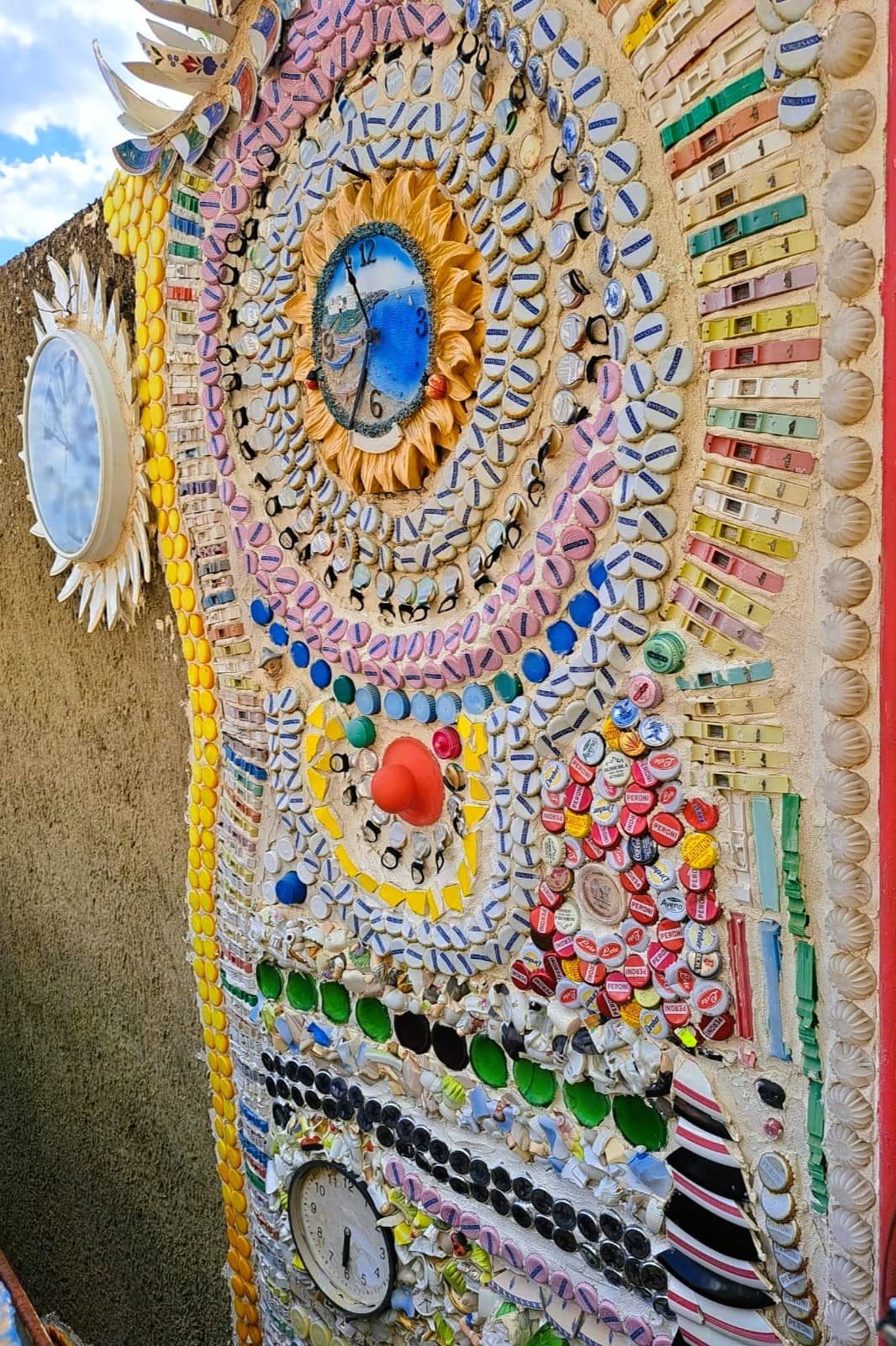 Hauswand mit Uhr und Mosaiken aus Scherben von altem Geschirr, Forenza, Basilikata, Süditalien, Street Art