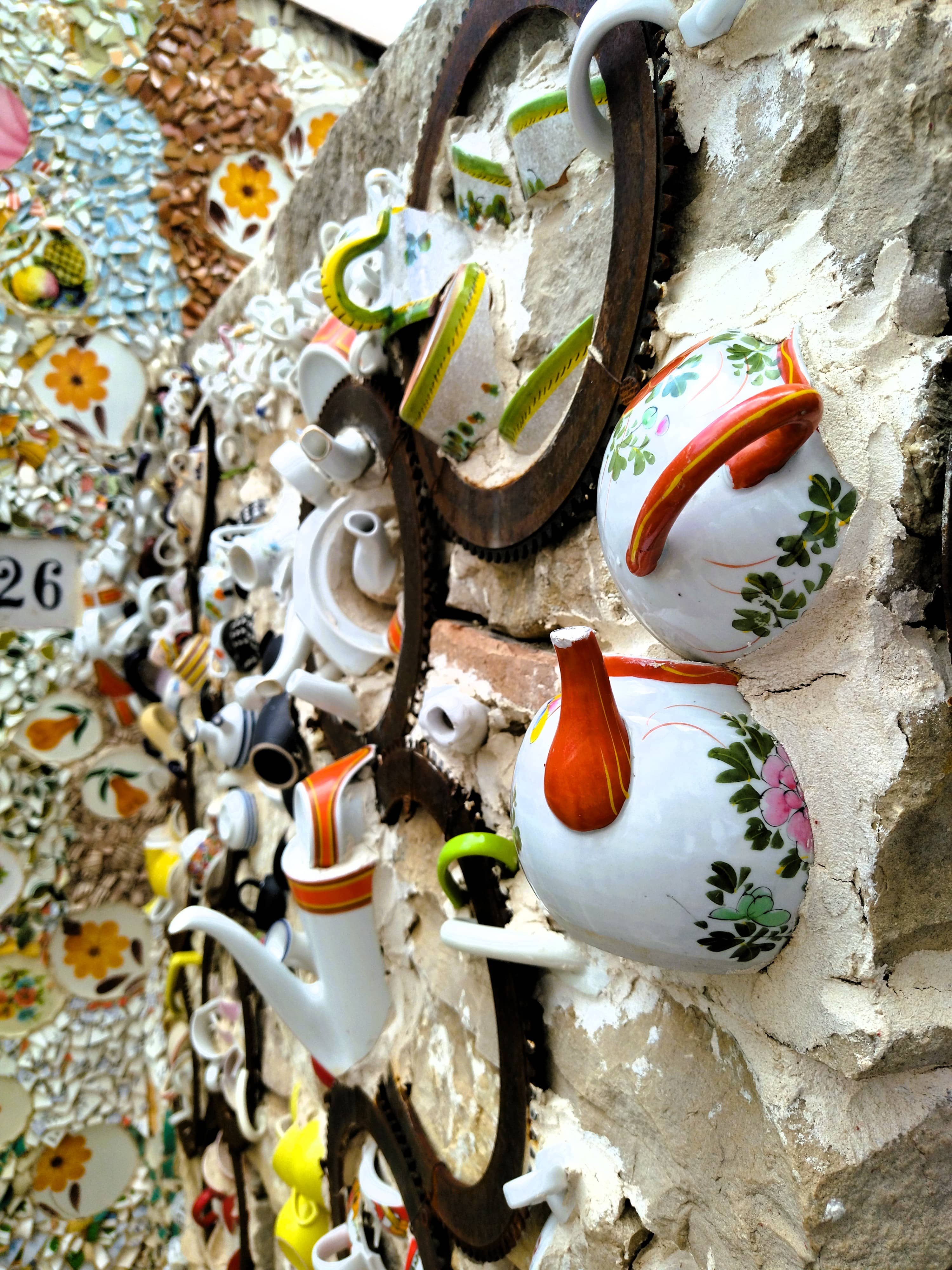 Hauswand mit Mosaiken aus Scherben von altem Geschirr und Teekannen, Forenza, Basilikata, Süditalien, Street Art