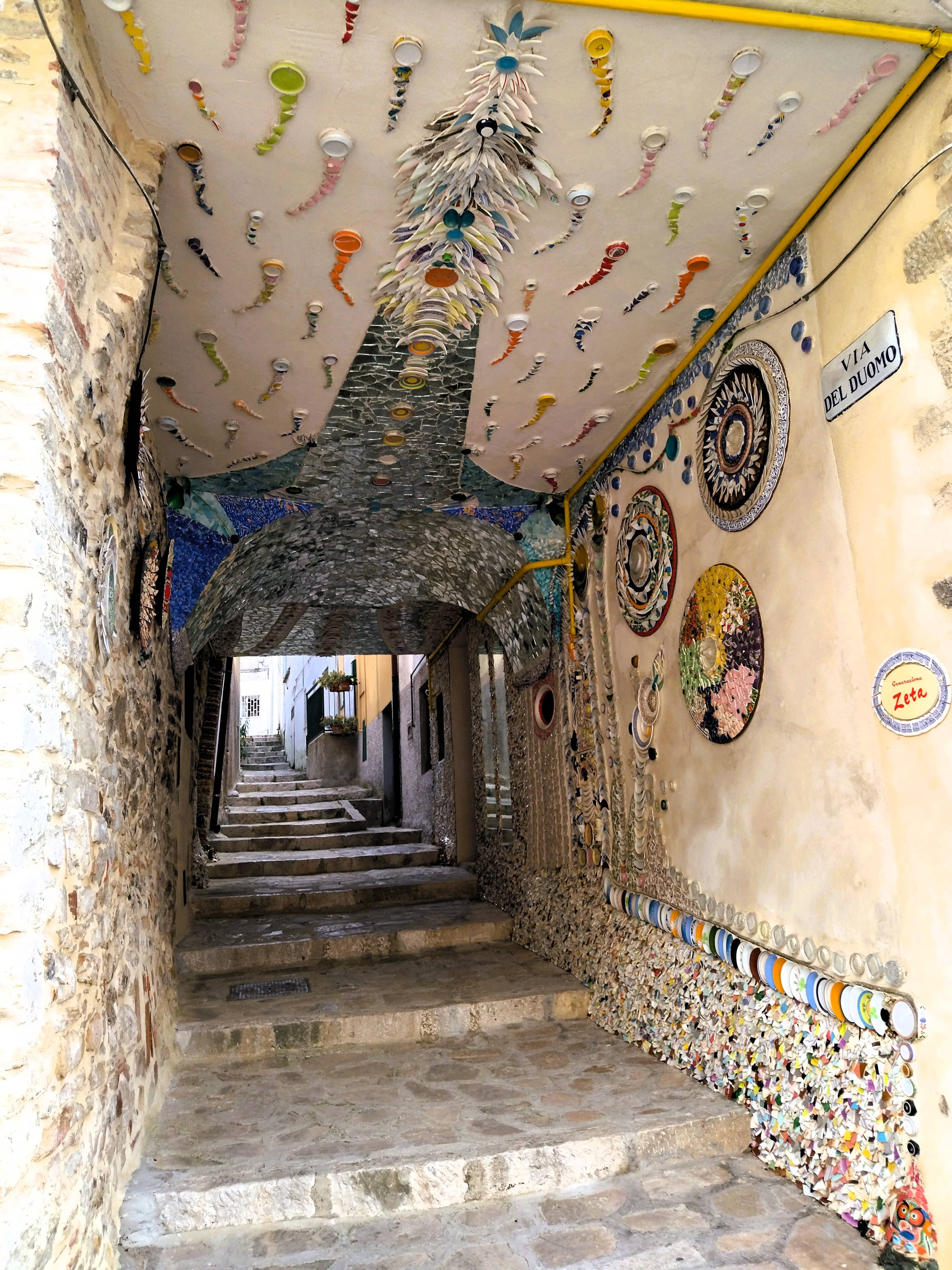Häusertunnel mit Mosaiken aus Scherben von altem Geschirr, Forenza, Basilikata, Süditalien, Street Art