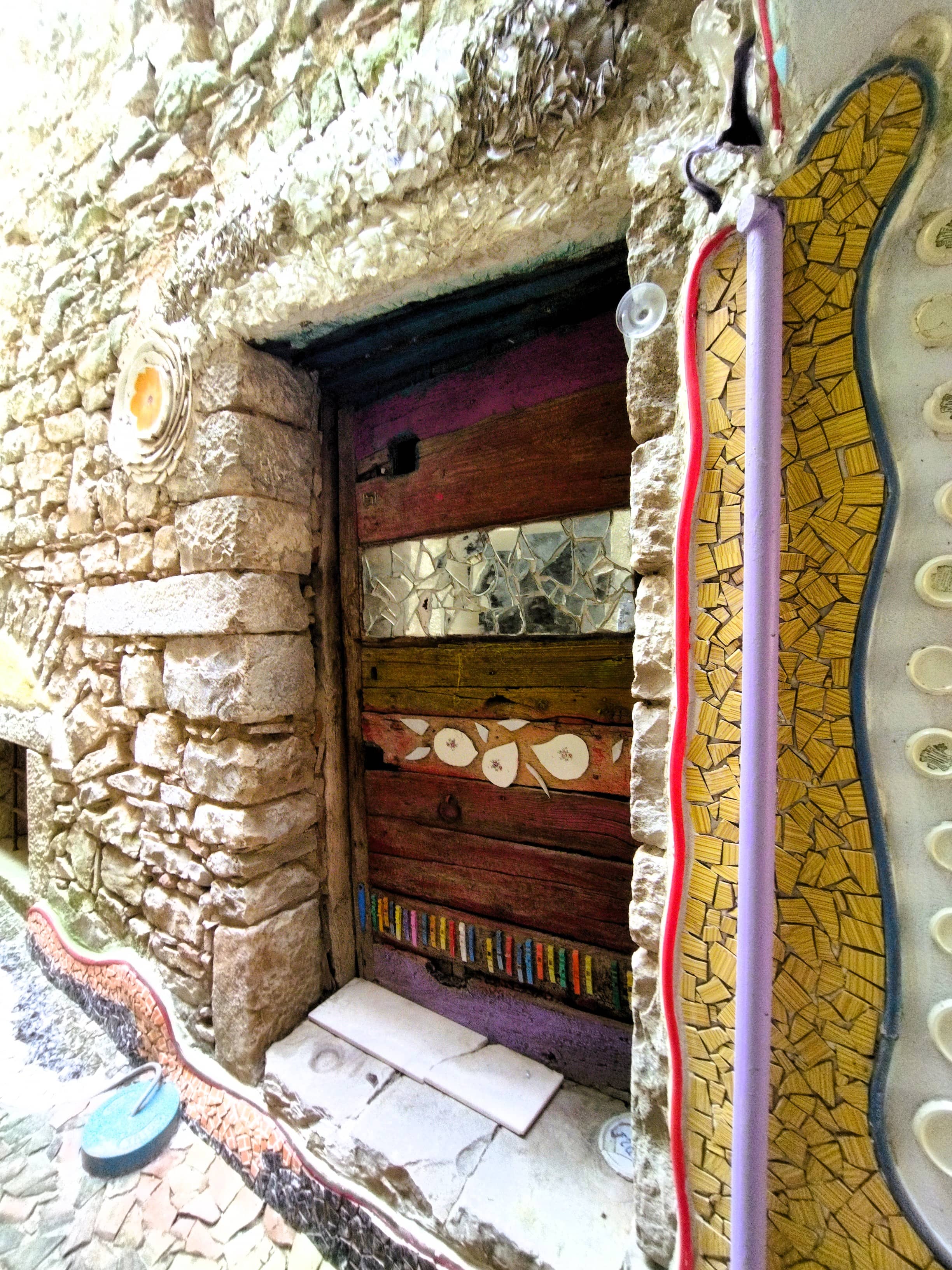 Tür und Hauswand mit Mosaiken aus Scherben von Geschirr, Forenza, Basilikata, Süditalien